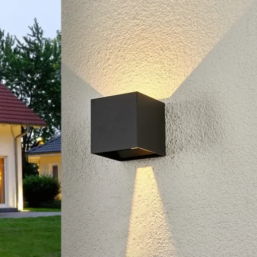2-pakning med opp- og nedovervendte utendørs vegglamper med sensor1
