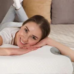 Ergonomisk nakkepute i minneskum – Kjølende og støttende