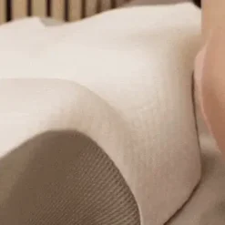 Ergonomisk nakkepute i minneskum – Kjølende og støttende