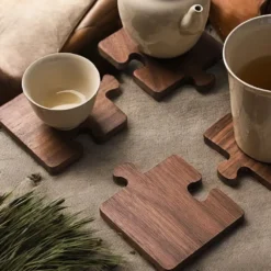 Valnøtt Trebrikke – Jigsaw Coaster for Bord og Kaffekopp
